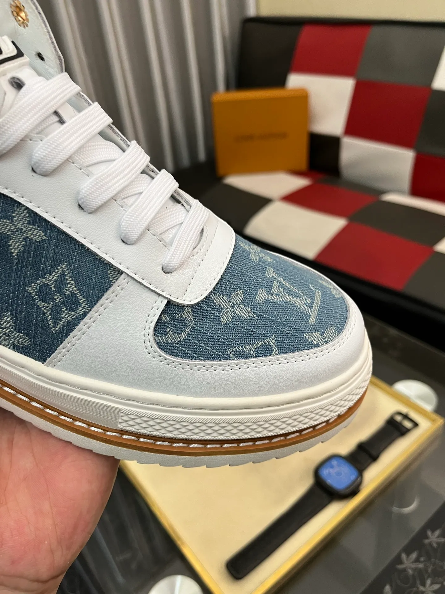 Ex-factory price: 420⌚️⌚️《Louis vuitton/LV Louis Vuitton》original quality.~ Unique modern style sneakers. 🏃A must-have casual shoe for trendy men😍😍 Original brand imported from Italy, imported original leather, cowhide lining (refuses to discolor and grind feet) sole: original sole provided by the original factory, French lazy style design ⚠️Fit to the feet, original quality, super comfortable original sole. Code number: 38-442️⃣Colors available